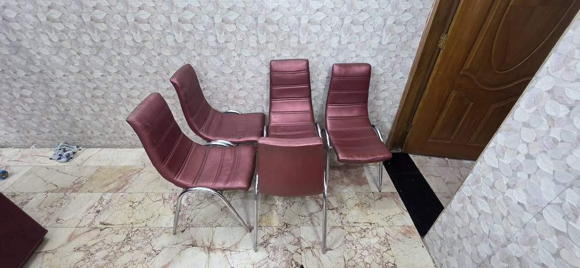 ميز طعام زجاج يكون دائلي او مستطيل حسب الرغبة ويا 6 كراسي المنيام غير قابل للزنجار وكذالك  تفاصيل الميز المنيون وزجاج قابل للغسل بكل كامل قياساته 130 × 130 دائري وينطبك يصير 130×80 
مكانه الحرية


**إذا كنت صاحب هذا الإعلان وتريد حذفه لأي سبب، رجاءا أرسل رسالة إلى الدعم الفني**