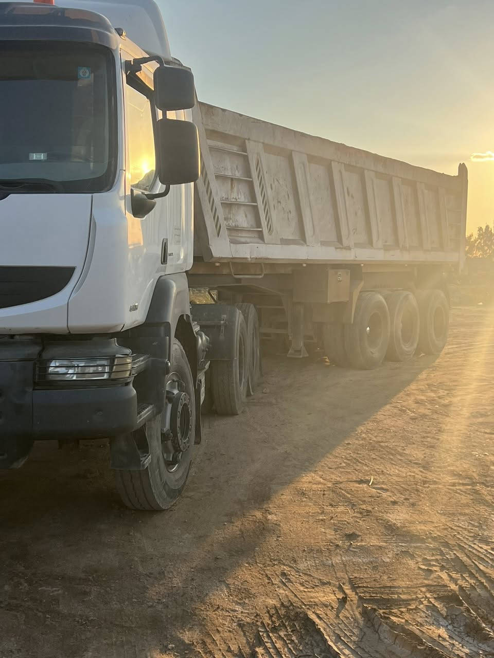 السلام عليكم رينو للبيع موديل 2006 بم و نوزل رقم *********** سعر 4 بيهه مجال
