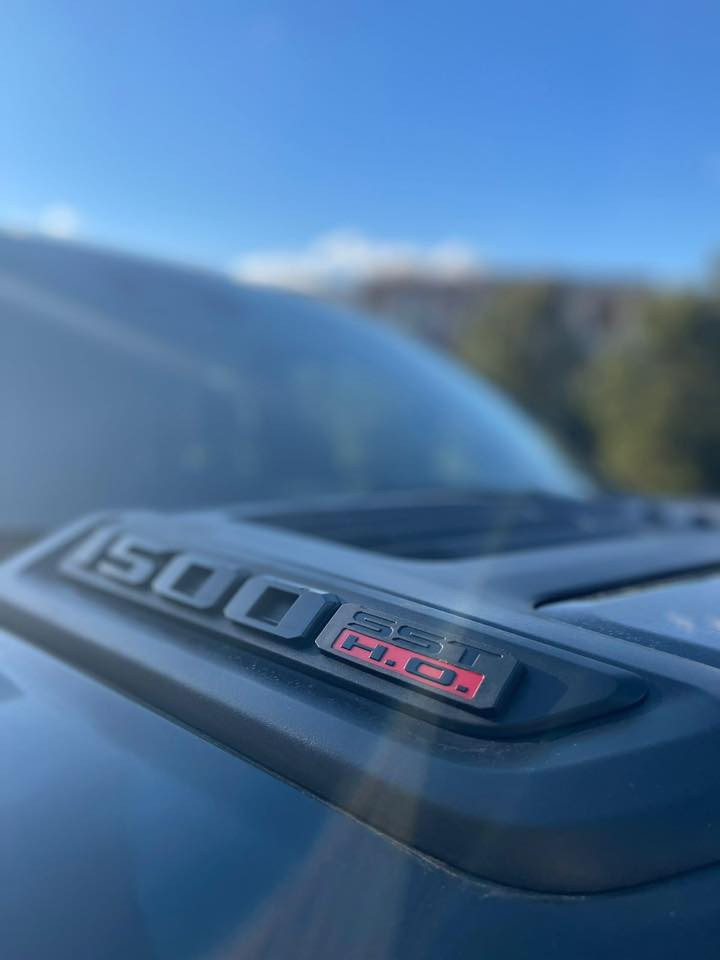 رام 1500 - ( لمتد )
ماشية 9 ألف فقط 
الموديل: 2025 (خليجي)
المحرك: 3.0 لتر 6 سلندر (I-6) توين توربو 
القوة الحصانية: 540  
عزم الدوران (نيوتن-م): 707

المواصفات: 
*نظام دفع رباعي  4 4x  متطور 
*نظام التعليق الهوائى (جكات)
*صناديق حمولة خارجية على جوانب الصندوق (رام بوكس)
*الصندوق كهربائي
*دواسات جانبية كهربائية
*ويل  قياس 22 انج 
*شاشة التحكم الرئيسية بقياس 14.4 انج مع نظام ملاحة 
*شاشة ترفيهية للراكب الامامي لمس بقياس 10.25 انج ومدخلHDMI وUSB 
*شاشة القيادة الرقمية بقياس 12 انج 
*شاشة عرض لوحة القيادة على الزجاج الأمامي (داتا شو)
*رادار مع خاصية التوقف والانطلاق 
*حساسات امامية وخلفية
*كاميرات 360 للرؤية المحيطية 
*المرآة الداخلية مزودة بشاشة لعرض الكاميرا الخلفية
*تحذير النقطة العمياء 
*تحذير الخروج عن المسار
*نظام المحافظة على البقاء فى المسار 
*نظام التعرف على اشارات المرور 
*خاصية المساعدة على التوجية فى التقاطعات لتفادى الحوادث
*نظام مانع تصادم خلفي 
*نظام القيادة شبه الذاتية
*مقصورة الركاب من الجلد الفاخر 
*مقعد السائق والراكب والمقاعد الخلفية مبردة ومدفئة
*مقعد السائق والراكب مساج
*مقعد السائق مزود بذاكرة لحفظ وضعيات الجلوس
*نظام ابل كار بلاى و اندرويد اوتو لاسلكي 
*نظام صوتي فاخر ( Harman Kardon ) 
*دخول ذكي (بصمة)
*نظام التشغيل عن بُعد
*مصابيح أمامية أوتوماتيكية زينون مع مصابيح نهارية LED وكشافات ضباب LED 
*نظام التحكم التلقائي في الضوء العالى 
*إضاءة متحركة أمامية / خلفية خارجية
*مرايا خارجية قابلة للطي كهربائيًا مدفئة
*ماسحات زجاج أمامي حساسة للمطر
*لوحة شحن لاسلكية مزدوجة
*وضعيات قيادة متعددة
*بدون بنورامة 
*
للاستفسار 
***********
