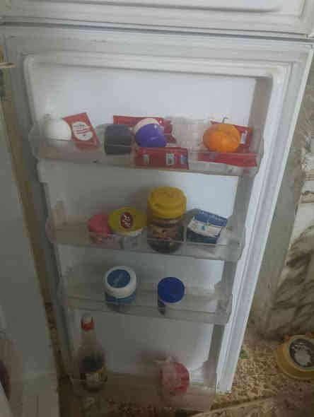 ثلاجه للبيع نضيفه سعره ٢٠٠ للاستفسار  ***********
