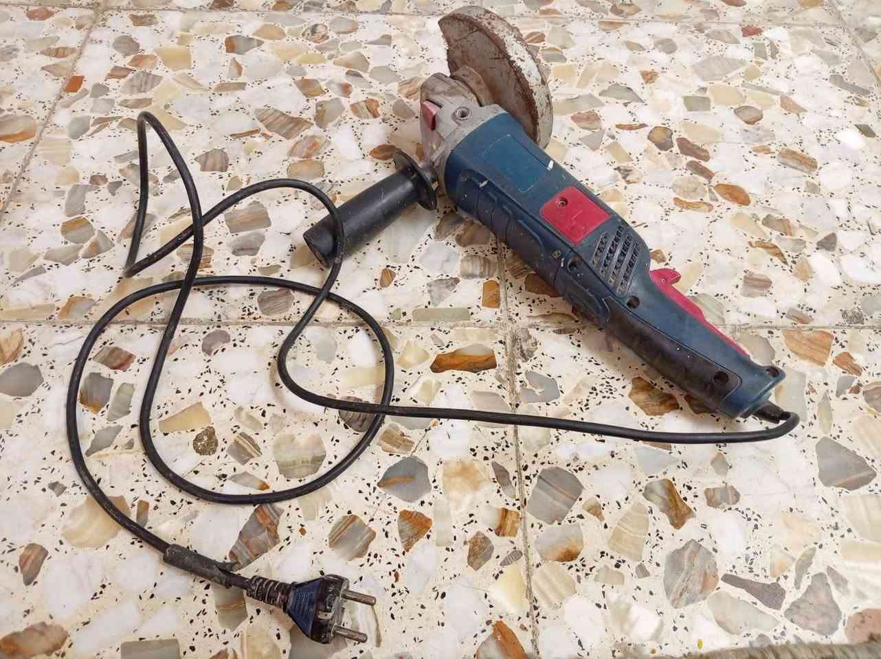 كوسرة ومكينة لحيم  نوعية زينة
مستخدمات قليل للبيت  
كوسرة 35
مكينة 40.       اكو توصيل.      ***********
