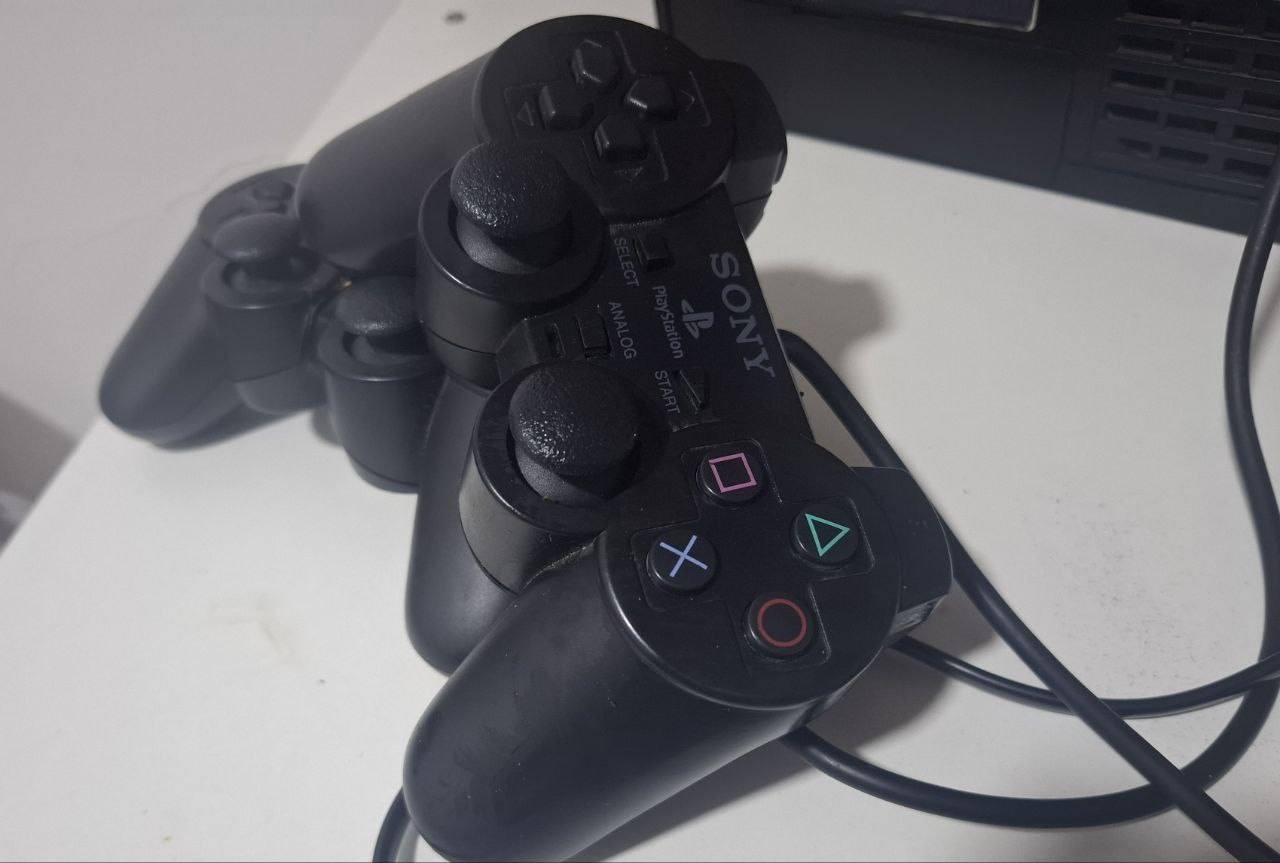 بلي2 فات 
جهاز نضيف جدا شرط الفحص

كامل الملحقات

قليل جدا مستمعل فقط اسبوع

يدتان اصليتان تحصل الوحده ب 15 

الفلاش (Toshiba 32GB) فلاش أصلي من شركة يابانية تحصلة ب 20

ثنين ميموري كارد بدلا من واحد تضمن الك ذاكرة لعب طويلة

ابيعه ب 75 
رقمي ***********
