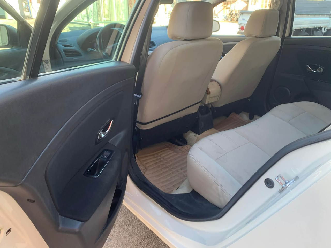 renault fluence 
رینۆ فلونس ٢٠١٦ 
بێ بۆیاخ بێ سارد و بێ تەعدیل
زۆر جوان و پاک ماوەتەوە
١٠٥ هەزار کلیۆمەتر رۆیشتوە
سەنەوی تا ٢٠٢٩  و رەقەم و هەزەی تازەیە 
بەناوی خۆمانەوەیە 
ڕەقەم سلێمانیە 
سەیارەکە لە هەولێرە
گێڕ و مەکینەو تەقە و ڕەقەی بەشەرت تازە سێرڤس کراوە
نرخ ٩٥ مەعامەلە
ژمارەی مۆبایل
***********
*********** أربيل, العراق
