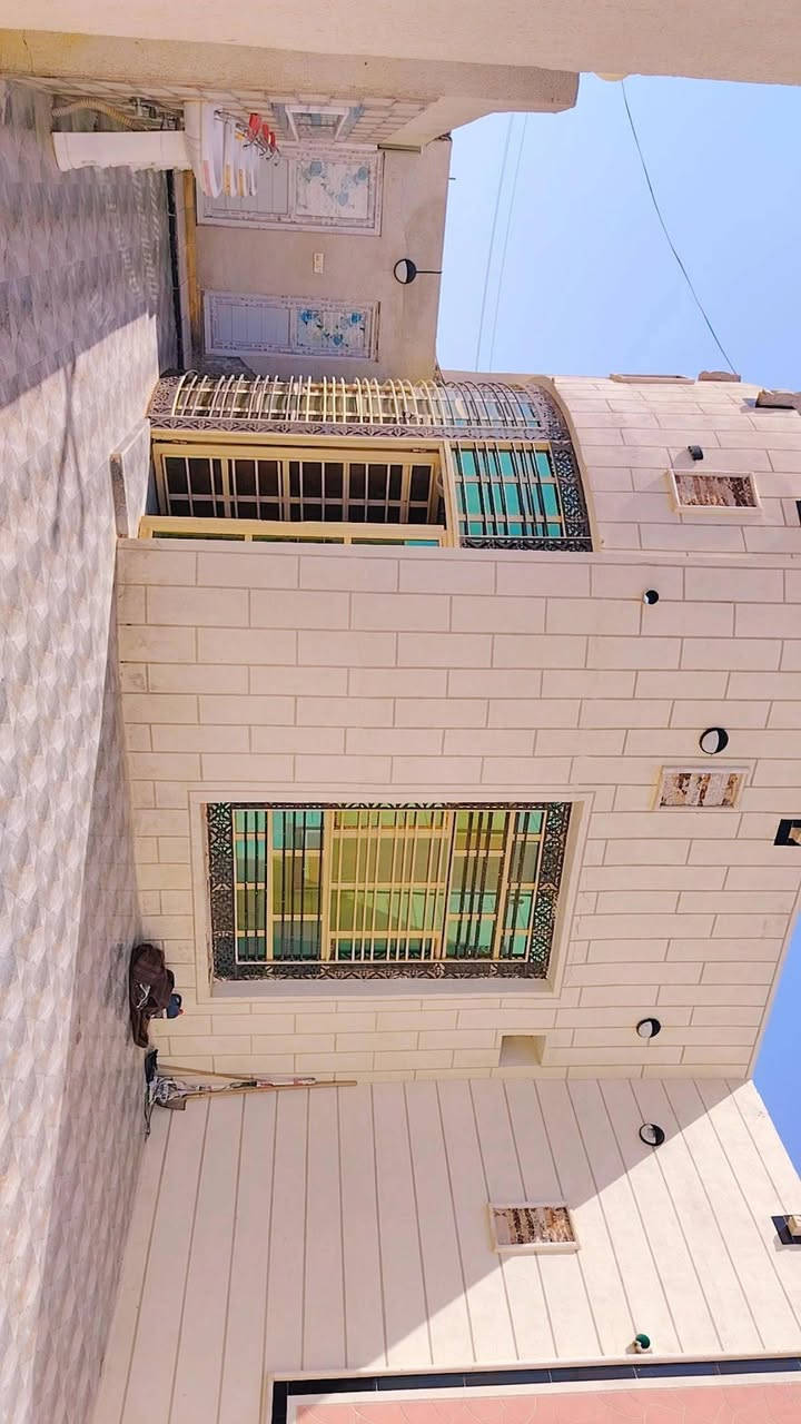 يوجد بيت للبيع مساحه400جاهز من كلشي من طاقه شمسيه يحتوي على 3غرغ. وستقبال طول 21 متر وصاله طول 10متر وبي صحيات  داخليه وخارجيه جاهزمن كلشي حته اثاث  تريده هو اثاث  او بدون اثاث ماعايز من شي كامل مكمل بيت استفسار وتواصل على واتساب واتساب الإتصال على هذا رقم***********.   ***********0.  تواصل علي واتساب
