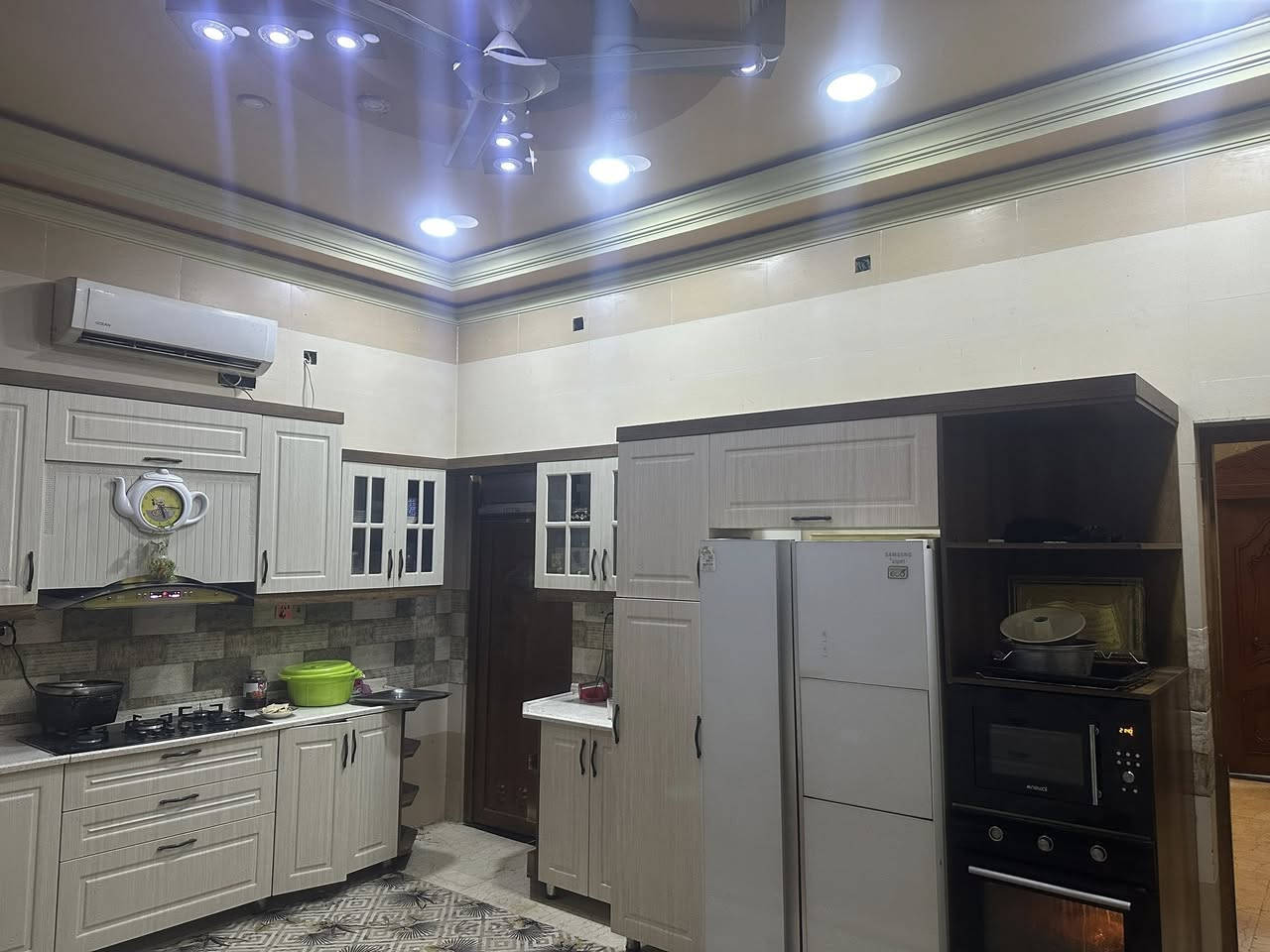 يوجد دار البيع مساحه 200 م البصره حي الزهور مقابل طب العدلي تفاصيل الدار 4غرف وصاله عدد2 وستقبال مطبخ حار وبارد وحمامات 4الاستفسار عن السعر الاتصال على الرقم ***********
