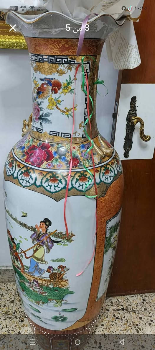 فازه خزفيه ارتفاع متر وعشرين نقش بارز ضخمه الوان مميزه فيها جزء من يده جانبيه مكسوره لا توثر عليها ابدا بسعر ١٧٥


**إذا كنت صاحب هذا الإعلان وتريد حذفه لأي سبب، رجاءا أرسل رسالة إلى الدعم الفني**