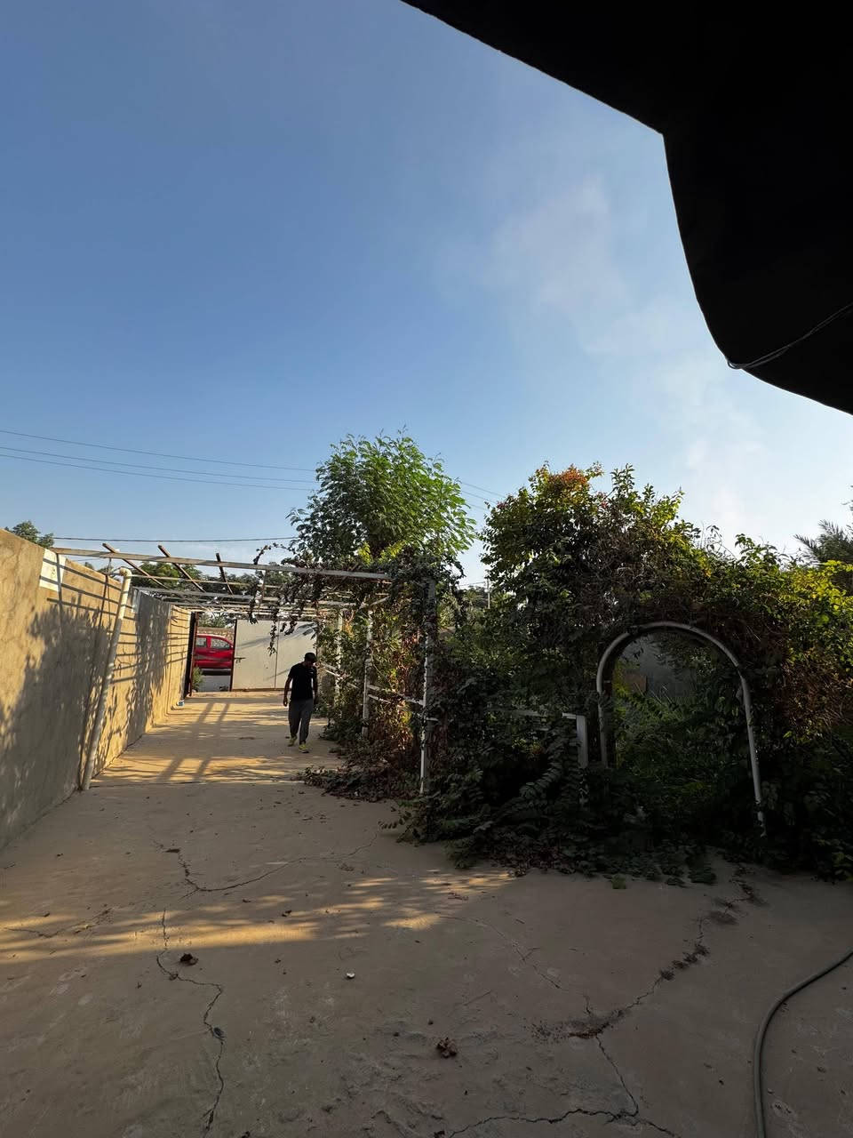 السلام عليكم للبيع بيت 650متر بناء جديد  على الشارع العام حديقه 250متر يتكون من  حمامات خارجية وداخلية مضيف غرفتين صاله مطبخ بناء درجة أولى طابوك 
العنوان طريق جسر ال عيسى الي يربط ب شارع المعمل قريب الجسر على الشارع العام مباشر السعر 150مليون قابل للتفاوض للاستفسار ***********
