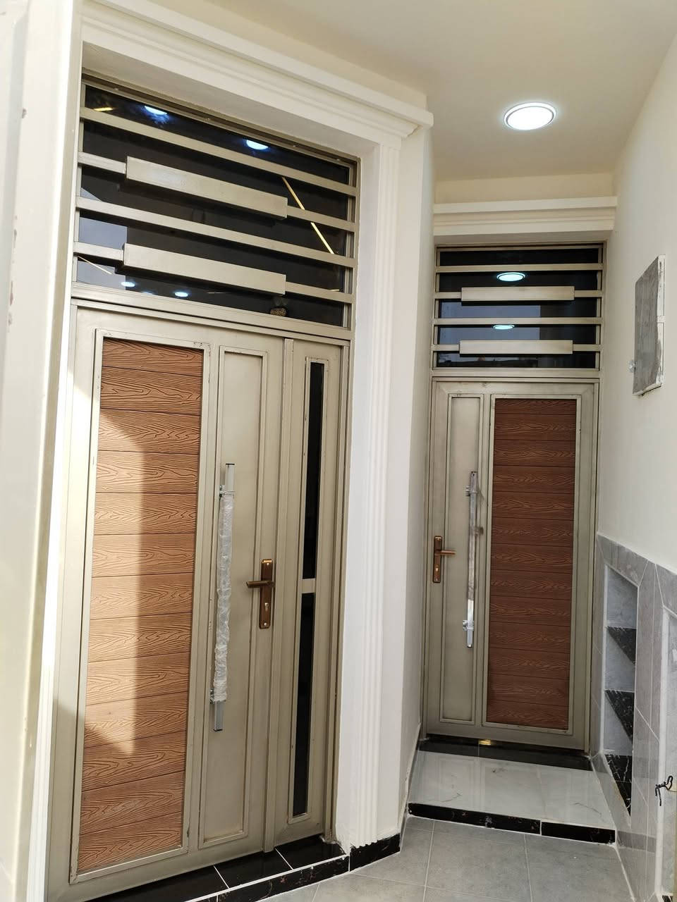 مشتمل للبيع ١٠٠م طولاني بالخضراء مقابيل المعارض طابق ونص بناء حديث درجه أوله رابع بيت عن لوجه للاستفسار الاتصال على ***********
