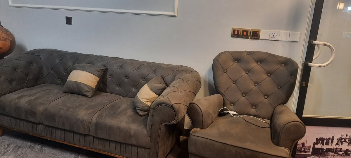 اثاث مستعجل للبيع
التخم ب850 
بلازمه 350 
سبلت 750 
ثلاجه 90 
طبلات 65
بيها مجال الأسعار 
رقم :***********
