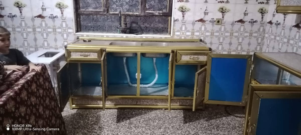 كاونتر المنيوم للبيع 3 امتار ونص تفصال استعمال شهر واحد كلش نظيف تكمه سطح وملحق وسنك ابو الحوضين السعر 550 وبيه مجال مكان البياع. 
رقم *********** يتوفر واتساب
