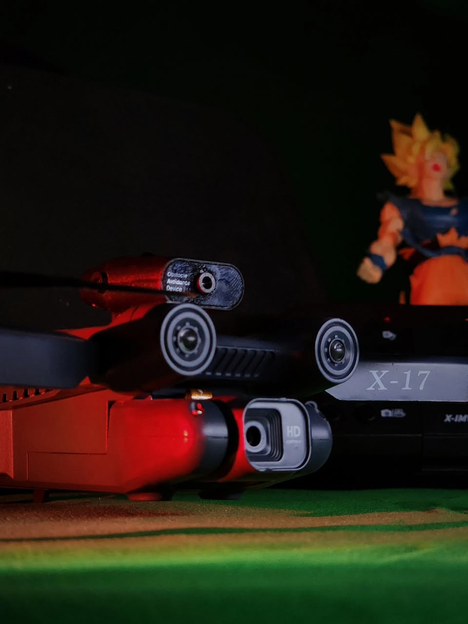 طائرة بدون طيار (درون) من طراز X-IDRONE17 القابلة للطي. هذا الجهاز مصمم كطائرة رباعية المراوح (Quadcopter) للمبتدئين والكبار، وتتميز بعدة مواصفات تقنية موضحة على العبوة. 

أهم مميزات طائرة X-IDRONE17:

الكاميرا: مزودة بكاميرا عالية الدقة (HD) بدقة 1080P قابلة للتعديل كهربائياً لالتقاط صور وفيديوهات بوضوح عالٍ.

نظام التوجيه: تدعم نظام "وضع تتبع جهاز التحكم" (Headless Mode) الذي يسهل التوجيه للمبتدئين، ونظام تحديد الموقع بالتدفق البصري (Optical Flow Positioning) لثبات أفضل أثناء الطيران.

السلامة: تشتمل على مستشعرات لتجنب العوائق بالأشعة تحت الحمراء (Infrared Obstacle Avoidance) وميزة التوقف عند الارتفاع المحدد (Altitude Hold).

التحكم والاتصال: تدعم البث المباشر للفيديو عبر الواي فاي (WiFi FPV) وتسمح بالتحكم في السرعات المختلفة.

التصميم: طائرة خفيفة الوزن (أقل من 250 جرام) وقابلة للطي، مما يجعل حملها وتخزينها سهلاً. 

تصل مدة الطيران القصوى لهذه الطائرة إلى حوالي 9 دقائق، مع مدى اتصال بالواي فاي يصل إلى 30 قدماً تقريباً

السعر 39.000 ألف 

للاستيضاح
اتصال ، واتس: ***********

يوجد توصيل
 لكل محافظات العراق .. 🚖
