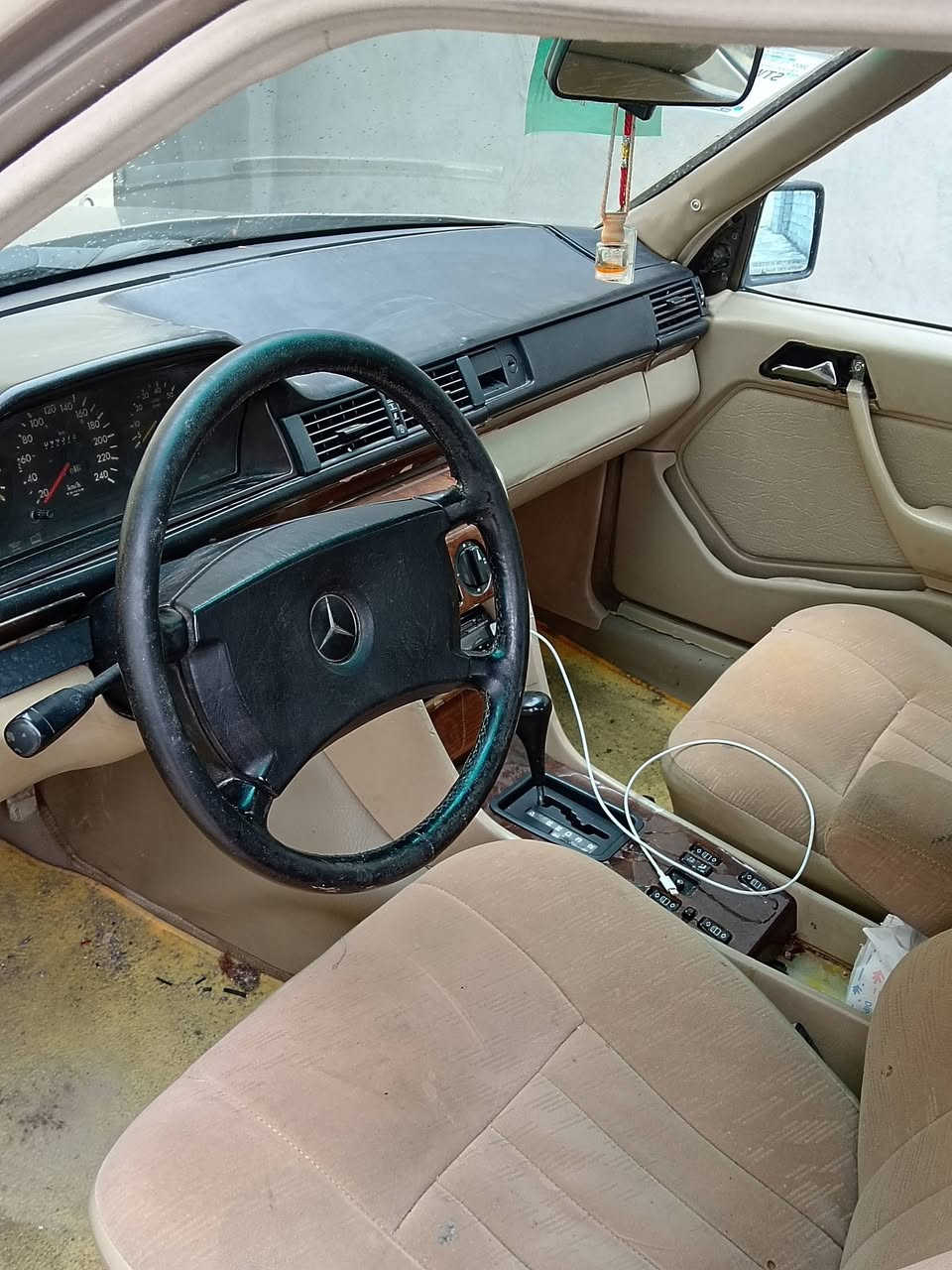 للبيع مارسدس دب محرك 2500 رقم دولي سياره جاهزه شوف العين *********** موديل 1992
