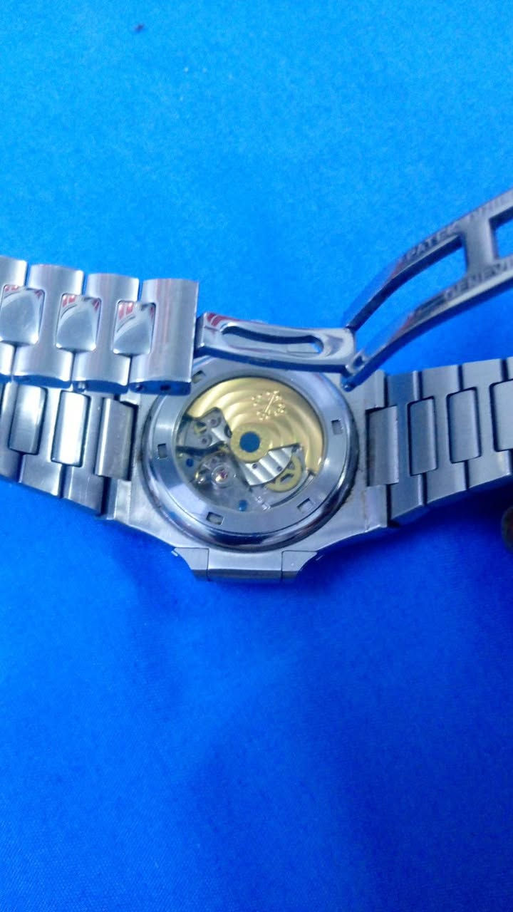 للبيع ساعة باتيك فيليب نوتيلوس (Patek Philippe Nautilus) الفاخرة، نسخة طبق الأصل بمواصفات عالية:
​المكينة: أوتوماتيكية (تعمل بحركة المعصم) دقيقة جداً في الوقت ولا تتأخر.
​التصميم: مينا أبيض كلاسيكي مع خطوط عرضية بارزة وتصميم نوتيلوس الأيقوني.
​الهيكل: فولاذ (Stainless Steel) عالي الجودة ومقاوم للصدأ.
​الخلفية: غطاء شفاف يكشف تفاصيل المكينة والروتور الذهبي.
​الحالة: مستعملة بحالة ممتازة جداً ونظيفة.
​المميزات: وزن رصين على المعصم، مظهر فخم جداً يناسب المناسبات والاستخدام اليومي.


**إذا كنت صاحب هذا الإعلان وتريد حذفه لأي سبب، رجاءا أرسل رسالة إلى الدعم الفني**