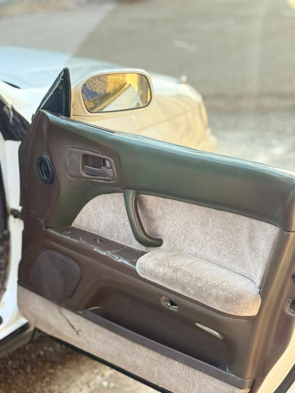 السلام عليكم سياره بطه جاهزه من كلشي حلوه ونضيفه سنويه ل2030 صاعده هزه جديده حداديه ١٠٠/١٠٠ دواخل مبدل سستم كامل من بطاين من دشبول من كشنات  ارضيه جلد السعر 60 وبيها مجال كلش قليل  مكان السياره البصره المعقل للاستفسار ***********
