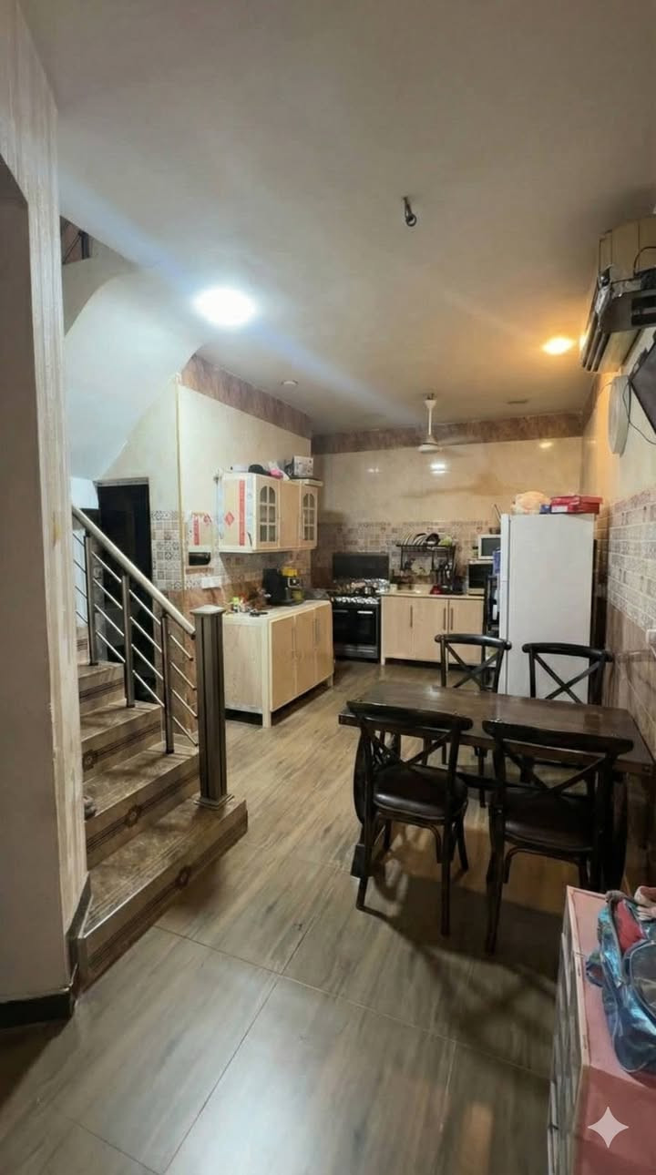 بيت في السيدية مساحة 51 م مع تشجير ملاسق 50 متر
واجهة البيت 5 نزال 10 يحتوي على 
كراج وحديقة صغيرة
مدخلين للبيت من المطبخ والصالة
مطبخ مفتوح كبير
صالة ضيوف هول
منور وخدمات صحية
غرفتين نوم 
بيتونة كبيرة تصلح ان تكون غرفة كبيرة
سطح اول وسطح ثاني
بناء البيت سنة 2020
حديد مسلح طابوق احمر
البيت يحتاج لصبغ 
واجهة البيت لبخ اسمنت مع ديكور بسيط
كل التاسيسات الصحية والكهربائية والسبالت دفن
موقع البيت مميز جدا على شارع عام حيوي الرابط بين تقاطع درويش ومدينة العاب السيدية
ملك صرف باسمي 
السعر المطلوب 260 مليون دينار
التواصل من خلال الرقم ***********
