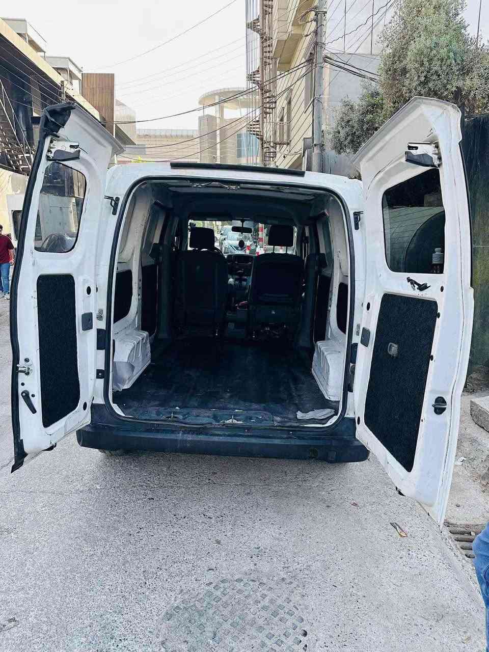 ئۆتۆمبیلێکی باری (Van) ئامادەی کرێیە بۆ گواستنەوەی کاڵا و دابەشکردنی مارکێت و کۆمپانیاکان.
نرخ بە ڕێککەوتن (ڕۆژانە/هەفتانە/مانگانە).
📞 پەیوەندی: ***********
