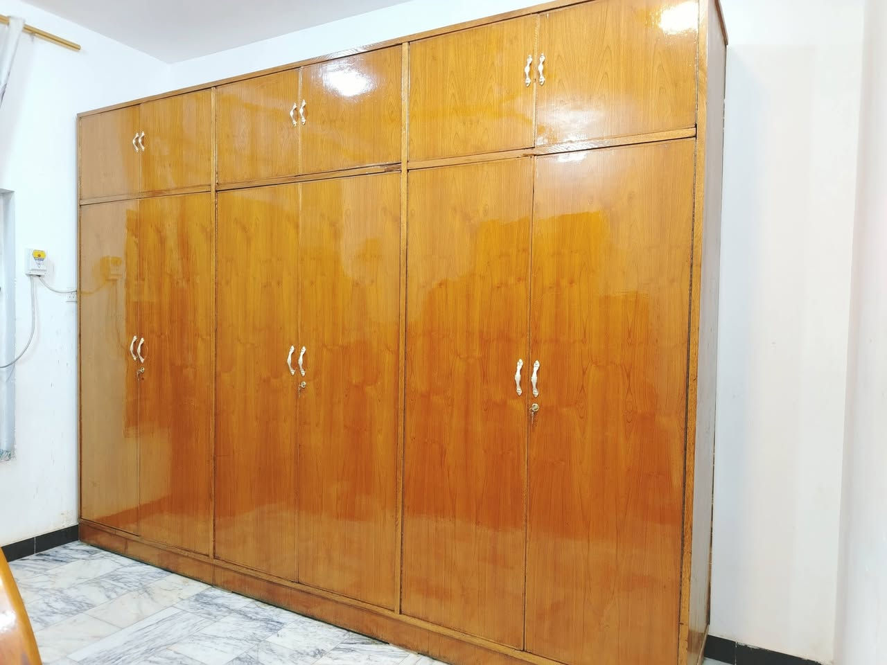 سلام عليكم كنتور صاج تسكام داخل وخارج شغل ثقيل نضيف العنوان حلة حي الجزائر *********** ***********
