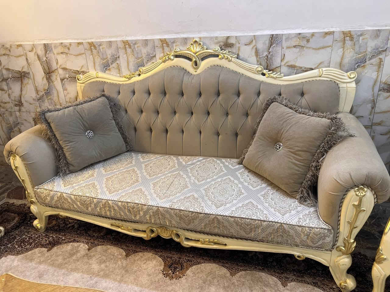 تخم تركي ملكي خشب زان الأصلي عشر مقاعد مع وسطية نظيف السعر ٨٥٠ مكانه المنصور***********
