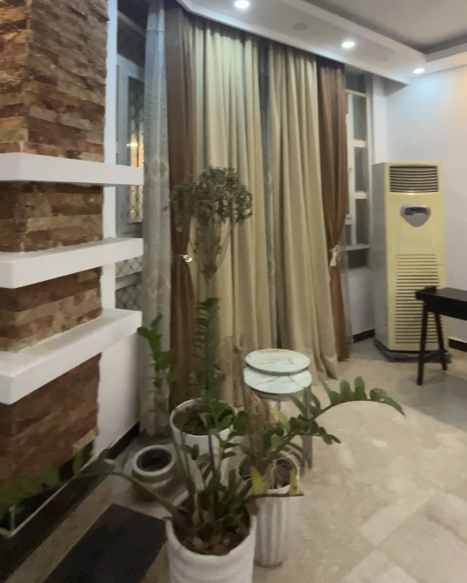 بيت للبيع في سامراء – حي الإفراز 🏠
📍 خلف صيدلية هديل مطر
📐 المساحة: 250 متر
🛣 عرض الشارع: 15 متر

🔹 تفاصيل البيت:

 • 🛏 4 غرف نوم
 • 🚿 4 حمامات
 • 🛋 استقبال
 • 🏠 صالة واسعة
 • 🍽 مطبخ
 • 🚗 كراج واسع

✨ موقع مميز وقريب من جميع الخدمات
✨ مناسب للسكن العائلي

📞 للاستفسار:
***********
***********
