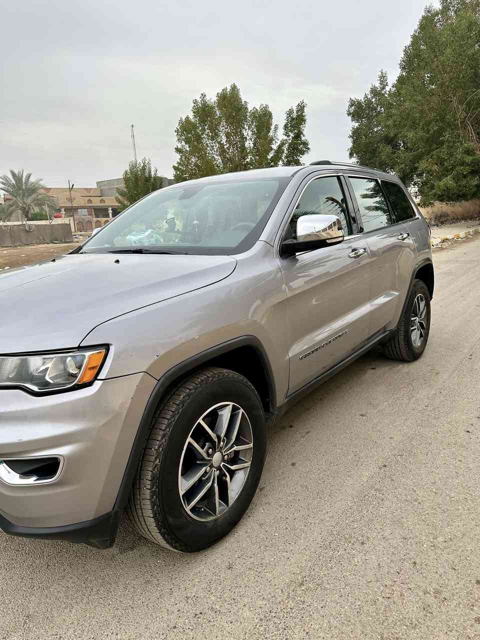 🚙 للبيع – جيب جراند شيروكي 2017
وارد امريكي

المعلومات الأساسية:
- الموديل: 2017  
- الفئة: Limited   
- الممشى: 63,000 ميل🔥
- المحرك: 3.6 لتر – 6 سلندر  
- نظام الدفع: رباعي 4×4   
- عدد المقاعد: 5  
- المقاعد: جلد  
- اللوحة: بغداد خصوصي  
-السعر:23,500 $        

المواصفات:
✔ كاميرا خلفية  
✔ حساسات وقوف  
✔ شاشة معلومات  
✔ تشغيل بزر (Push Start)  
✔ نظام المفتاح الذكي  
✔ تشغيل عن بعد  
✔ تدفئة المقاعد  
✔ تدفئة مقود القيادة  
✔ مرايا جانبية كهربائية  
✔ صندوق خلفي كهربائي  
✔ صندوق بدون استخدام اليدين  
✔ نظام فرملة الطوارئ 
✔ نظام قياس لزوجة الزيت
✔ حساسات ضغط الإطارات  

ملاحظة:  
تم تبديل الجامبغ وباب السائق في أمريكا
تصليح بارد بلقمارة بسبب سقوط لوحة اعلان عليها

📞 للاستفسار: ***********
