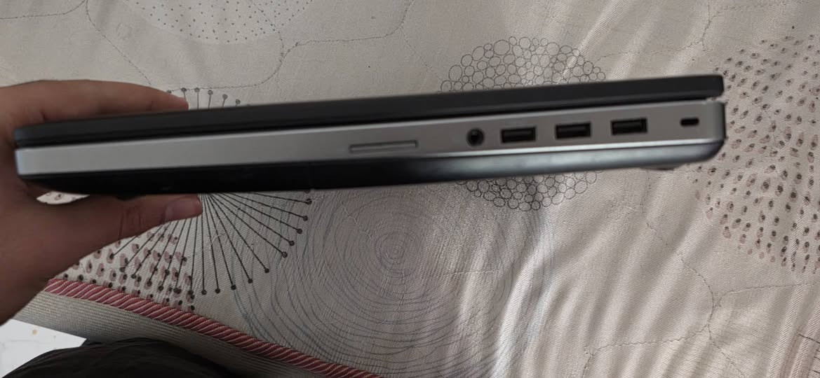 محطة العمل Dell Precision 7520-  (Workstation) - نظيف ومواصفات قوية للمصممين والمهندسين
-------------------------------------------------------------------------
-- لجماعة الهندسة : يشغل برامج مثل (AutoCAD, Revit, 3ds Max) ومجرب و سلس بدون لاگ و تقطيع.
-------------------------------------------------------------------------
-- لجماعة المونتاج :  يشغل برامج ادوبي و دافنشي و حسب تجربتي انطي جيد جداً حتى تتعلم بي هاي البرامج و هاي اثقل برامج مونتاج اما كابكات و غيره ممتاز جداً للعمل
-------------------------------------------------------------------------
المواصفات تعتبر جداً مناسبة لسعرة و هي : 
-------------------------------------------------------------------------
المعالج: Intel Core i7-6920HQ (فئة HQ القوية جداً بالأداء) و هاي الفئة هي الاقوى بهذا الجيل 
-------------------------------------------------------------------------
الرام: 16GB DDR4 (سريع جداً بالعمل المتعدد).
-------------------------------------------------------------------------
كارت الشاشة: منفصل احترافي NVIDIA Quadro M2200 بسعة 4GB فعلي (بالرغم من ال 4GB بس هاي الفئة مخصصة للمهندسين و الممنتجين او المونتير) يعني اقوى من هواي كروت بنفس السعة.
-------------------------------------------------------------------------
الهارد: 512GB SSD (سرعة بنقل البيانات).
-------------------------------------------------------------------------
الشاشة: 15.6 وضوح ممتاز ( 60Hz )
-------------------------------------------------------------------------
المنافذ: يحتوي على كافة المنافذ (HDMI, USB 3.0, Type-C, Mini DisplayPort)  -- يعني تكدر حتى تخلي كرت شاشة خارجي.
-------------------------------------------------------------------------
قابل للتعديل : اضافة رامات و تخزين و كرت شاشة
------------------------------------------------------------------------- 
السعر : 575 الف و بي مجال 
هذا دبابة عمل بالنسبة لسعرة 
اكو توصيل لكل العراق.
-------------------------------------------------------------------------
و عندي عرض يرهم للمهندس و الطالب و المونتير هم تگدر تاخذ وياة تابلت مستخدم 
Honor pad 10 papermate
يجي وياة كيبورد و قلم اصليات
 
اللابتوب و التابلت بسعر: مليون و خمسين الف 
و التوصيل مجاني 
-------------------------------------------------------------------------
للتواصل 
واتساب : ***********
انستقرام : 9999x09
تليجرام : @ghost_01000111
ماسنجر موجود .
