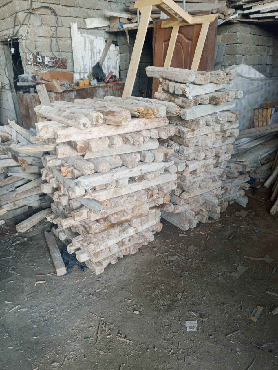 متوفر في الموصل الكرامة قرب المشاتل خلف مشتل الريحان 
لوح 4 متر مستعمل سعر المكعب 325 الف
لوح 3 متر سعر المكعب 350 الف
جسور 3متر مستعمل سعر المكعب 350
لوح مقاصير من1 الى2مترونص سعر المكعب 275 الف
جسور من 1 إلى 2 سعر المكعب 250
عصايب 50و60 و70 سعر المكعب 200 الف
درسك 330 زاخو سعر الزوج 6
فخخ سعر الزوج 4ونص 
***********
‏‪***********‬‏
