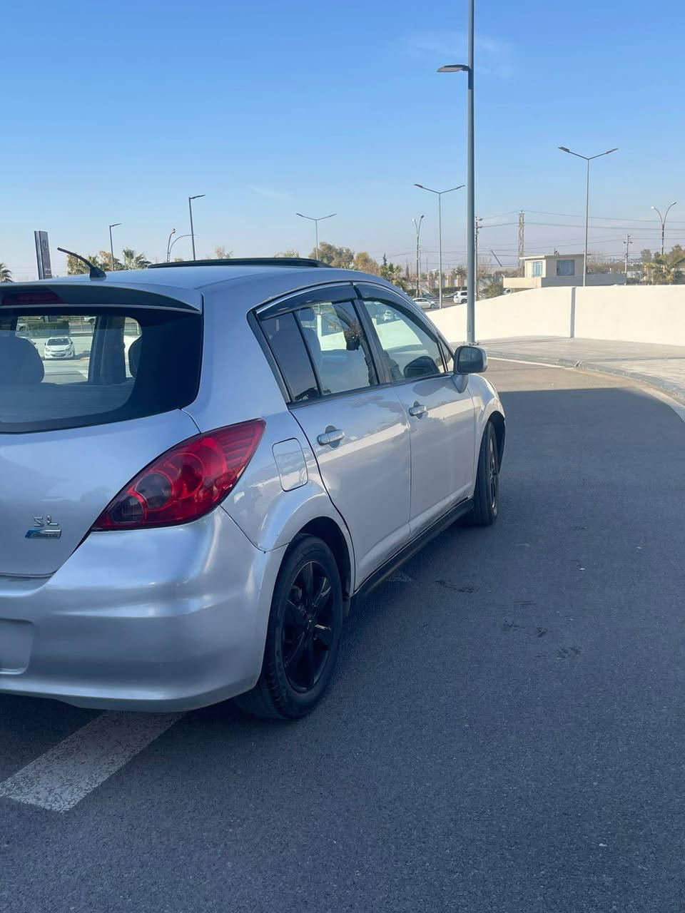 نیسان فێرسا مۆدێل 2012مواسەفات فول فول SLگێر مەکینە تەبرید هموی بە شەرت چوار تایە نوێ سبوخ بەس بۆلنت بێ ژورێ ئەرباک هموی بەشەرت سحری ٨٨ مجال شوێن هولێر *********** أربيل, العراق
