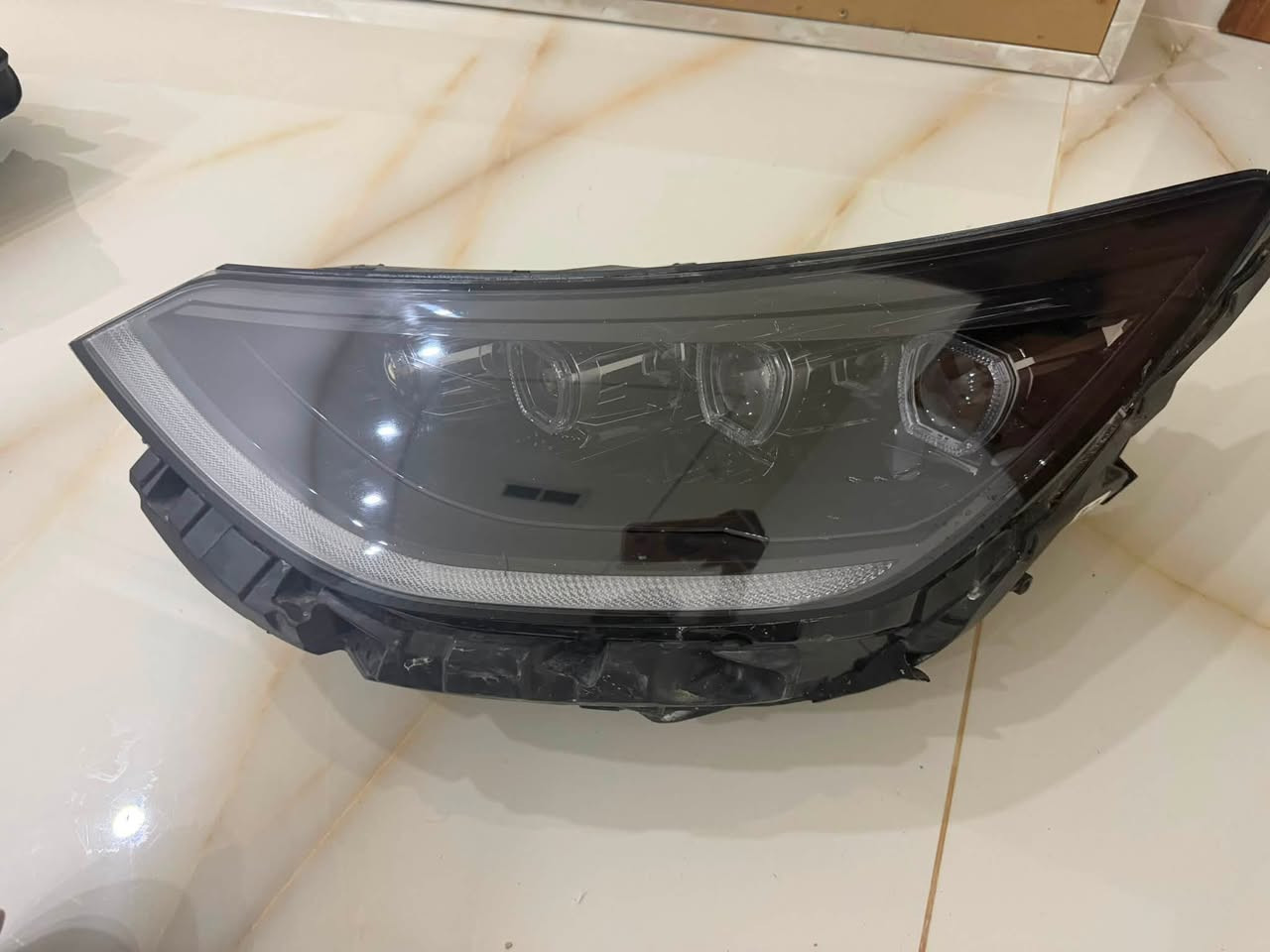 لايت سوناتا للبيع 4عدسات شغال كلشي بي وبشرط جهة سايق السعر 200$  ***********
