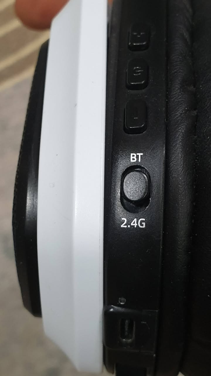 سماعة رأس لاسلكية 🎧
تدعم البلوتوث + قطعة 2.4GHz لاتصال سريع بدون تأخير.
صوت واضح مع عزل جيد للضوضاء، مايكروفون مدمج، وبطارية تدوم لساعات طويلة.
مناسبة للألعاب والموسيقى ومتوافقة مع الهاتف والكمبيوتر 

السعر 25.٠٠٠ دينار  مع التوصيل 

للتواصل (***********)
