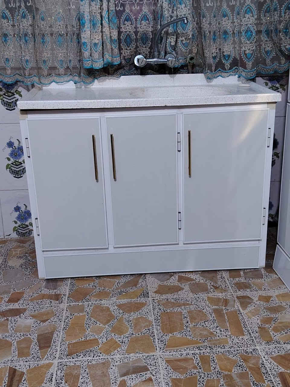 السلام عليكم ورحمه الله وبركاته
كاونتر للبيع المنيوم درجه اولى نضيف سعره مليون وبي مجال قليل مكاني الشعب سبع قصور 
الهاتف ***********
