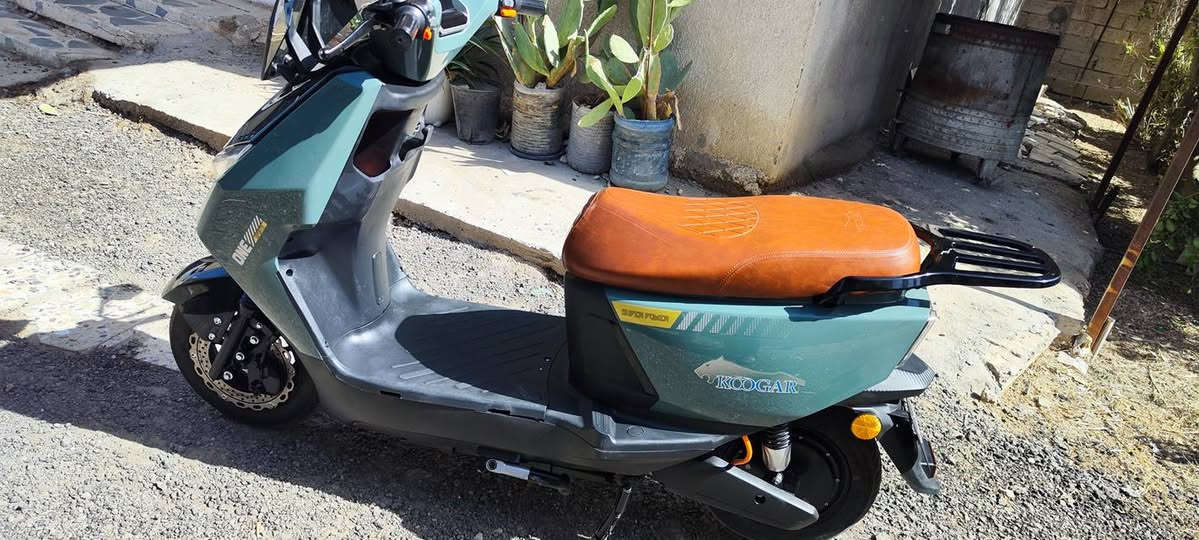 KOOGAR 
السلام عليكم 
دراجه شحن KOOGAR 
6 بطاريات
بيها 3 مستويات من السرعه 
بطاريات بحاله ممتازه 
سرعه الحقيقه 77الى 80
دراجه جديده جدا 
مكاني بغداد قرب مرور تاجيات 
السعر 700 وبي مجال 
رقم ***********
