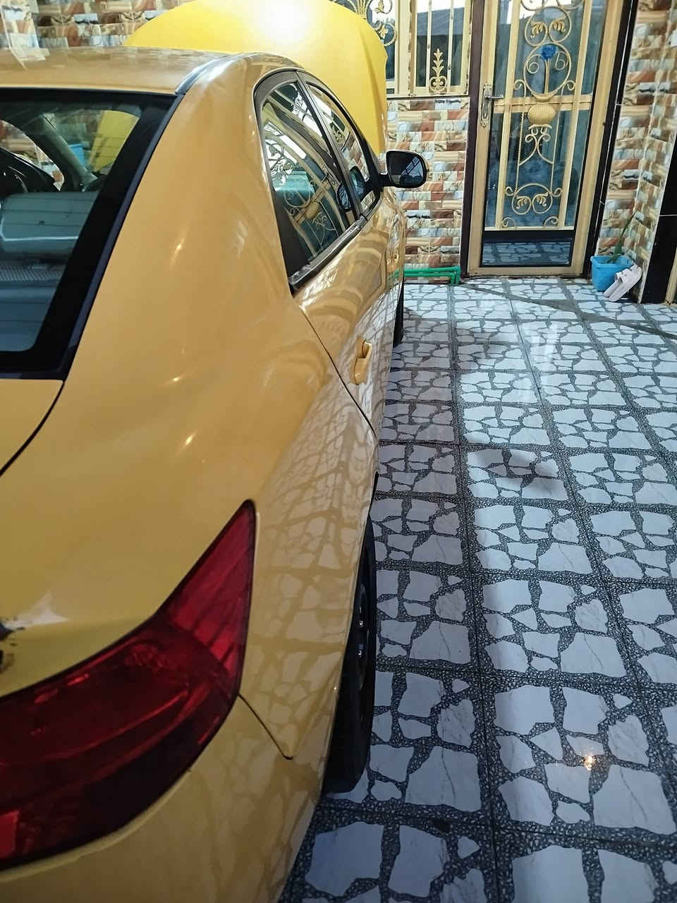 فورتي 12 وارد امريكي ضررها بس الجاملغ الخلفي السياره مصفره هيه وغرامات تاخذ جاهز والسياره بيه منظومه غاز السعر 95 / ***********
