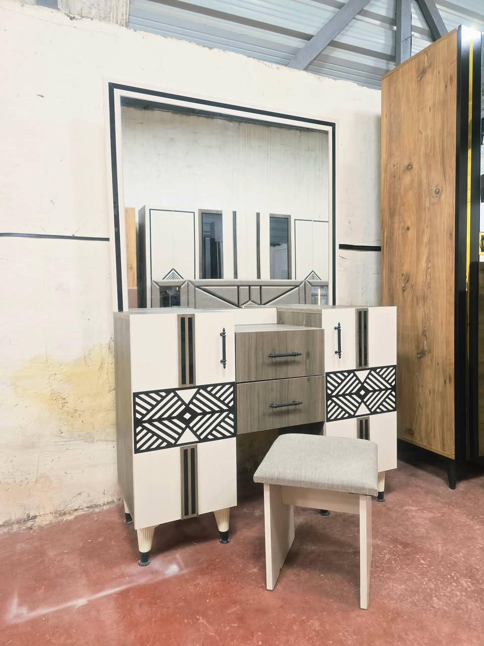 .❤️‍🔥 غرفة تركية مستخدمه بس عرض ❤️‍🔥. 
🚪 نظام أبواب  10 قطعه  فاخر. 
🛏️ سرير بمخزن عملي. 
🪞 جام  أنيق. 
🧵 قماش وتر  أصلي سعره مليون و250.
✨ نظافة 99💯. 
🚚 شد ونقل مجاني داخل بغداد. 
📦 توصيل للمحافظات بأسعار رمزيه
  للحجز اخذ سكرين وتفضل وات ساب ***********
