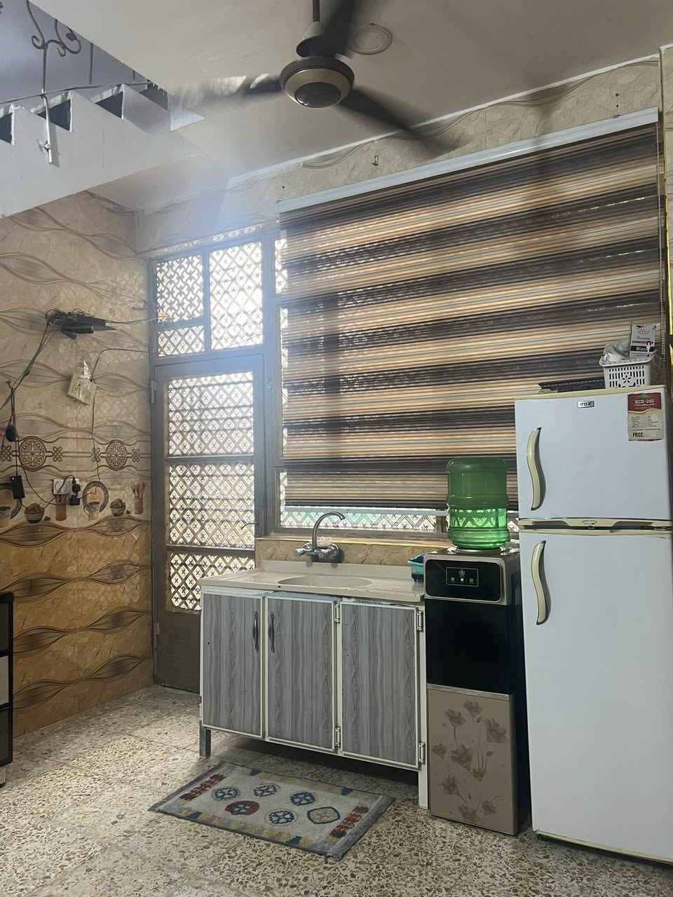 السلام عليكم نص قطعه خلفيه للبيع شعله / ام نجم طابو صرف كاظميه طابق واحد بناء سنه2022 كامله موقعها مميز قريبه علنهر بصفها قطعه مال ناس مسافرين عايفيها اني مسيجها من ظمن بيت بس هي موالي مال ناس بس تاركيها للزمن بيها  كراج +حديقه+نافوره سعر 79 رقمي ***********
