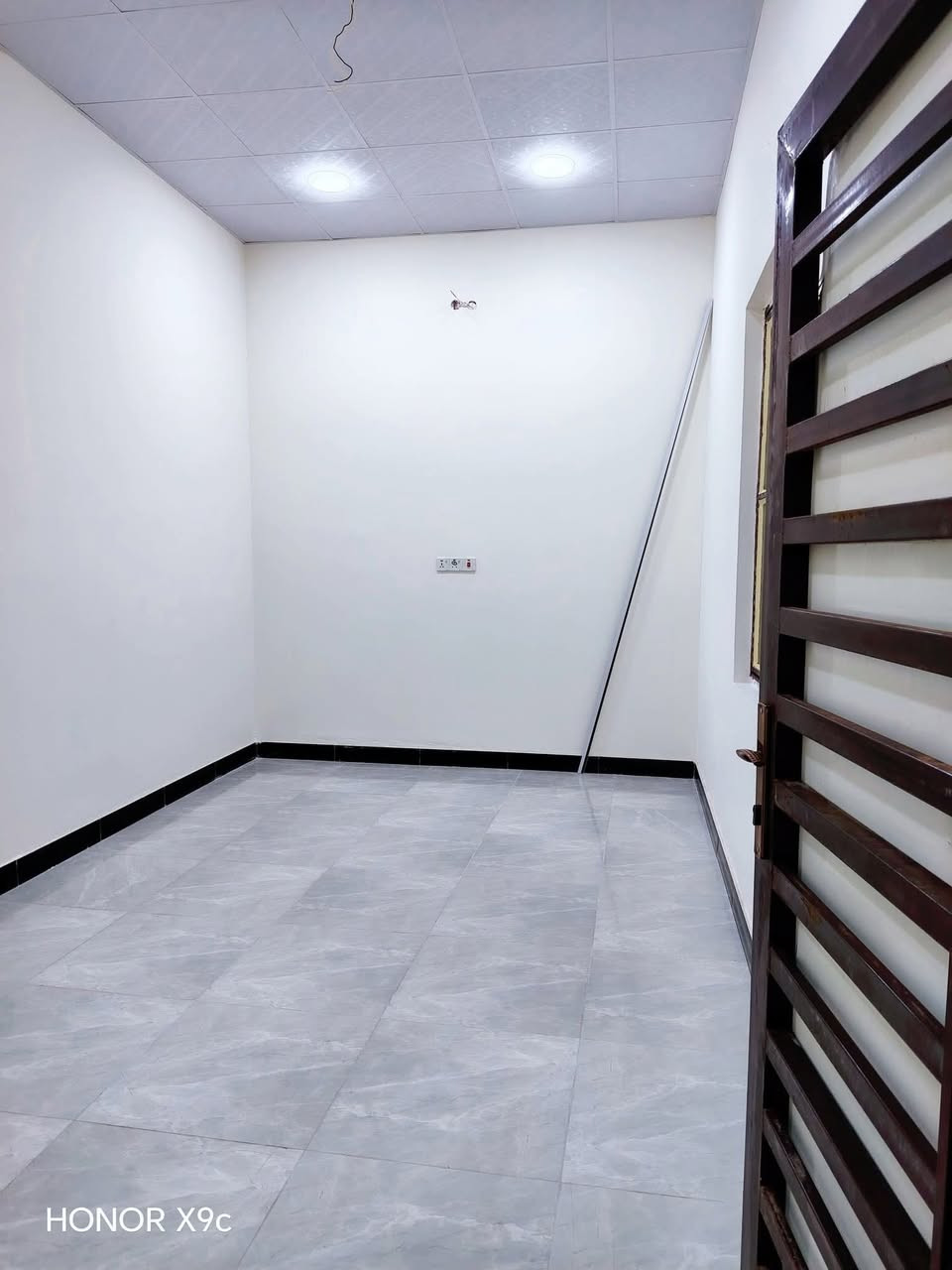 دار للبيع مساحه100متر🏠
العنوان بصره شط العرب جزيره شارع زين لعابدين
يحتوى م̷ـــِْن. أسقبال. صاله. مطبخ. 
غرفتين منام صحيات داخليه خارجيه
خدمات كامله مأء كهرباء شارع 10م كافه لخدمات متوفره
تستلم تسليم مفتاح جاهز للسكن
طابو صرف زراعي بأسم عراقي
السعر 62قابل للتفاوض
للاستفسار📞
***********📲   ***********📲
