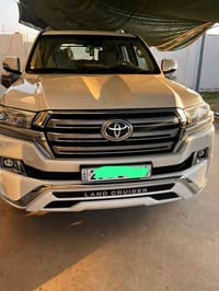 لاندكروزموديل  2017  خليجي بريم اصل  ماشية 110  الف كم  رقم شمالي  سنو...