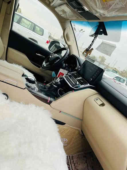 سلام عليكم 
للبيع  تويوتا لاندكروزر 

ابيض 

موديل 2022 ساز باب اول 

رقم بغداد بأسمي مميز 4 مراتب تريده هي  ورقم او بدونه 

ماشية 70 الف

فئة السيارة: "إس يو في" (SUV).
عدد الأحصنة: 271 أو 409 أحصنة.
عدد الأسطوانات: 6 أسطوانات.
ناقل الحركة: أتوماتيكي 6 أو 10 سرعات.
الكراسي وداخلية السيارة: قماش أو جلد.
الشاشة: مقاس 9 أو 12.3 بوصة.
فتحة السقف: متوفرة.
التسارع: من 0-100 كيلومتر/ساعة 10.8 ثوان.

سيارة جديده بمعنى الكلمه بيه (عدم تطابق الصندوق دبل كود يضهر من شركة)  وشكرا للاستفسار  ***********

سعر  $635 $مع مجال والتقدير
