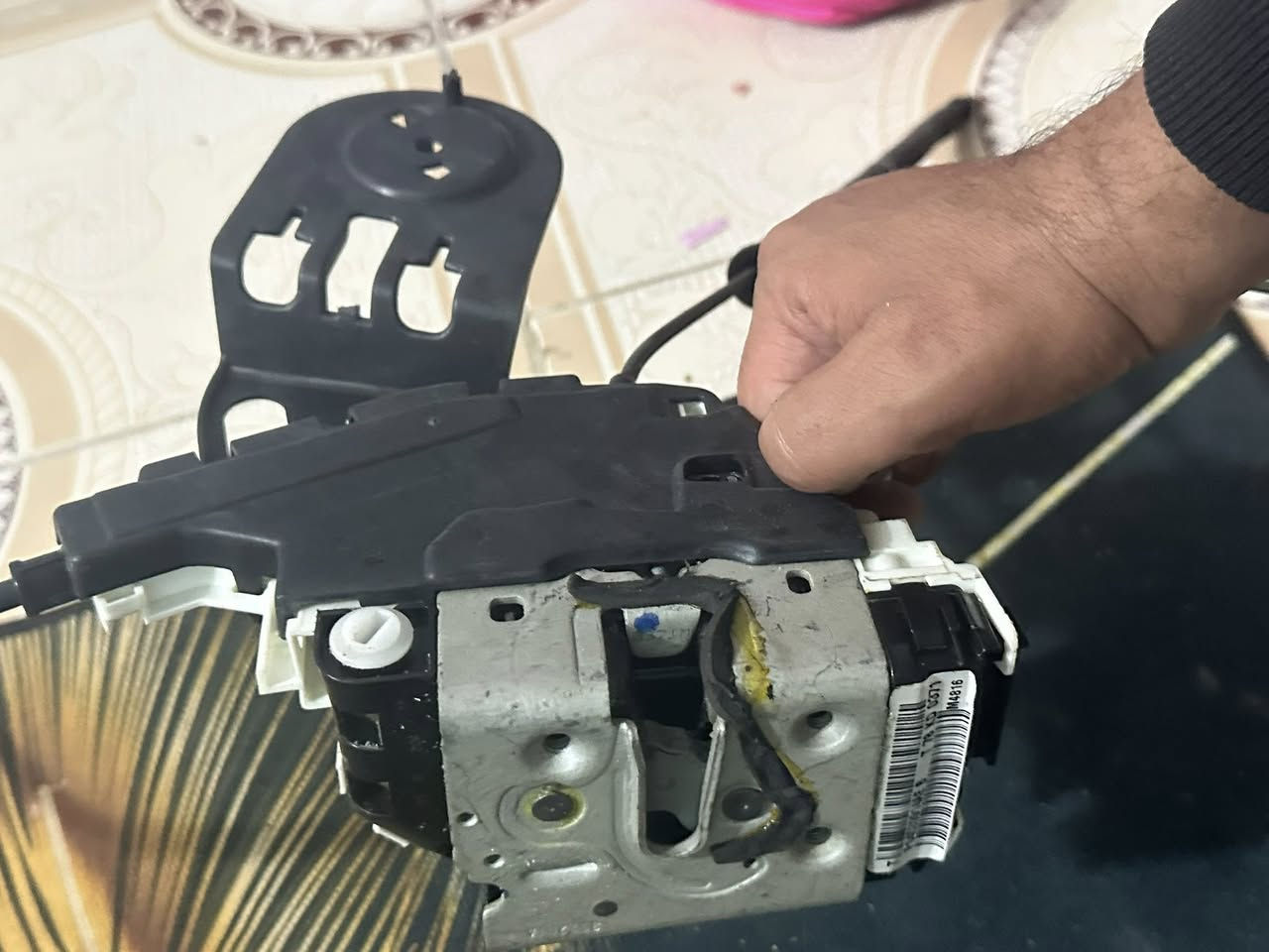 ابطانيه خلفيه باب جارجر جديده 23 
يده لون زيتوني والغراض الباقيه كبال عينكم قيم وأخذ 
*********** مكاني اسكندريه
