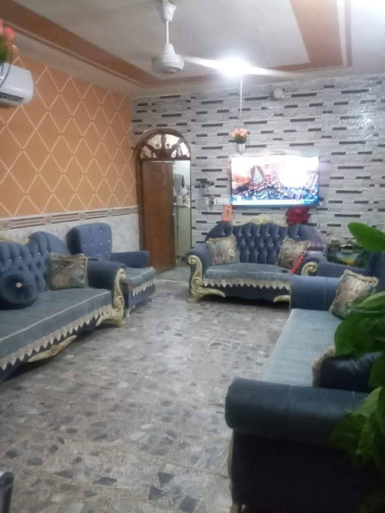 السلام عليكم.. بيت للبيع مساحة ٧٥ متر طابق واحد مع بيتونه موقع بالضباط بعد فرعين على الشارع العام الرئيسي يعني خط السريع منطقة مرغوبة كلها تبليط وحلوة مرتبة سعر حيل مناسب ٥٨ وبي مجال
للأستفسار اتصل على الرقم ***********
