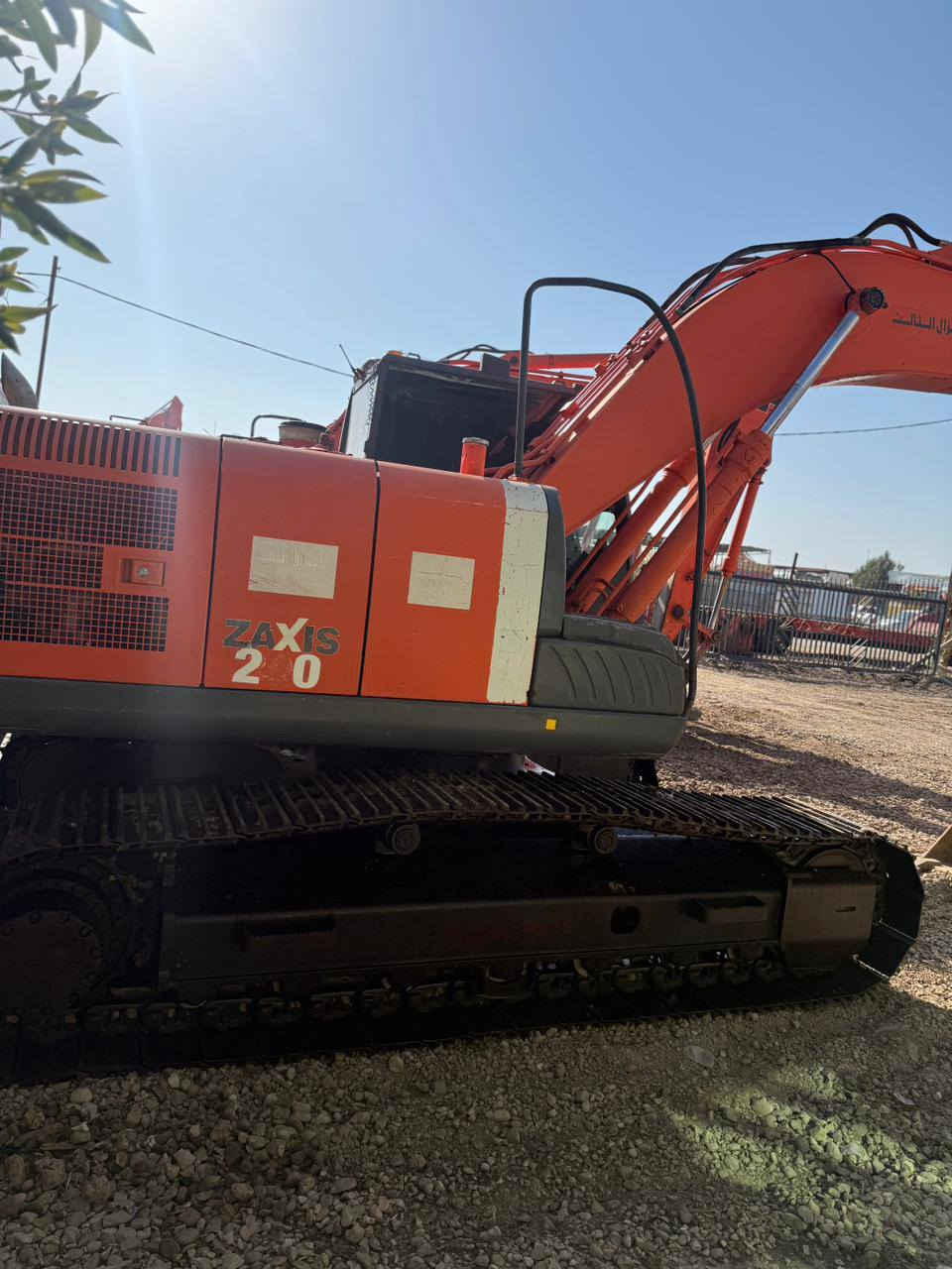 حفارة حجم 200 نضيفه حدادية جديدة كشر نضيف ومكفول من الصبغ نضيفه وجاهزة للعمل موديل 2010 
للاستفسار *********** أو واتساب
