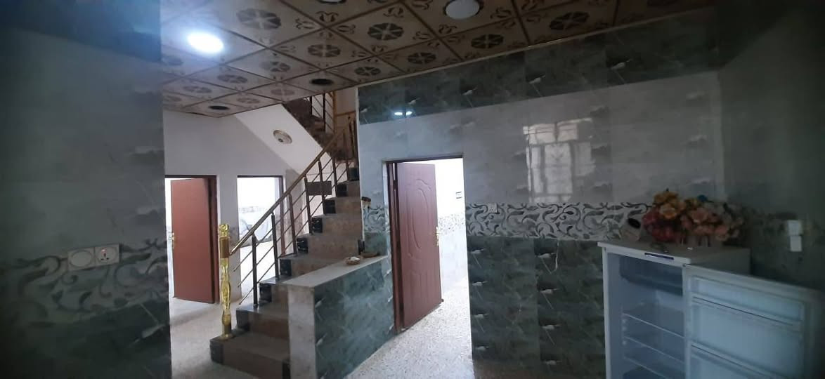 السلام عليكم
بيت للبيع 
كربلاء مقابل حي العباس 
عمود 12 فرع اسواق زمزم 
المساحه 103م 
طابو زراعي/  سند 25 
 
للتواصل ***********
