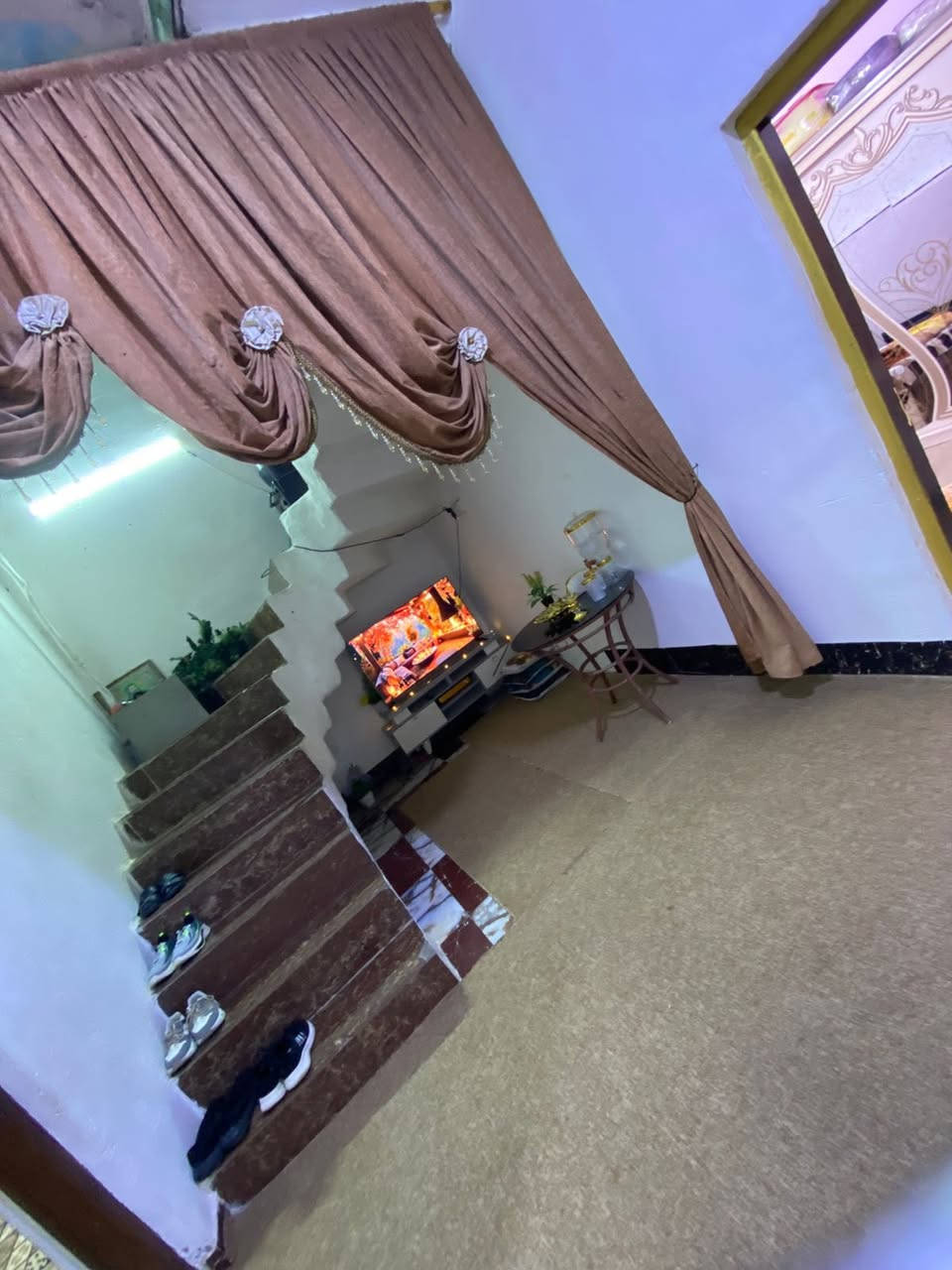 السلام عليكم للبيع بيت مساحه 210 متر طابقين طابو زراعي وعندي وكاله ونسخه من الطابو في الجزيره شارع باب الهوه شارع 25 يتكون البيت غرفتين وصاله وحمامات 2 داخليه وخارجيه واستقبال دوانيه مطبخ مناور عدد 2 الطابق الثاني جاهز كلشي بس ينكسف وكهربائيات الطابق الثاني نفس تصميم الطابق لأول البيت جاهز للسكن السعر (90 ) وقابل للتفاوض لاستفسار اكثر هاتف (***********)
