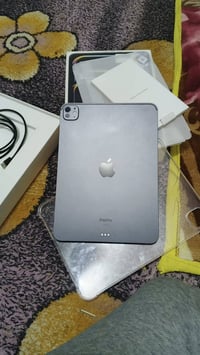 ايباد برو معالج M4 ذاكرة 256 عدد دورات 135 بطاريه 100 نضافه 100بل 100غ...