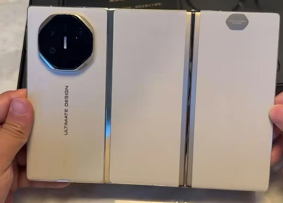 للبيع: HUAWEI Mate XT | Ultimate Design (أول هاتف ثلاثي الطي)
 الحالة: جديد تماماً، كرتون مختوم (مصلّب/Sealed).
 المساحة والرام: 1 تيرابايت (1TB) / 16 جيجابايت رام.
 اللون: أبيض ملكي.
 النسخة: يدعم شريحتين (Dual SIM).
 العلبة الفاخرة تشمل: سماعة هواوي اللاسلكية الراقية FreeBuds 5 (صوت نقي + إلغاء ضوضاء)، بالإضافة إلى كفر حماية فاخر، شاحن سيارة، وشاحن بيت سريع.
📍 الموقع: بغداد
💰 السعر: 4,150,000 دينار عراقي (وبي مجال كلش قليل).
(ملاحظة: الشراء والتسليم وجهاً لوجه في بغداد لمعاينة الختم والعلبة).


**إذا كنت صاحب هذا الإعلان وتريد حذفه لأي سبب، رجاءا أرسل رسالة إلى الدعم الفني**