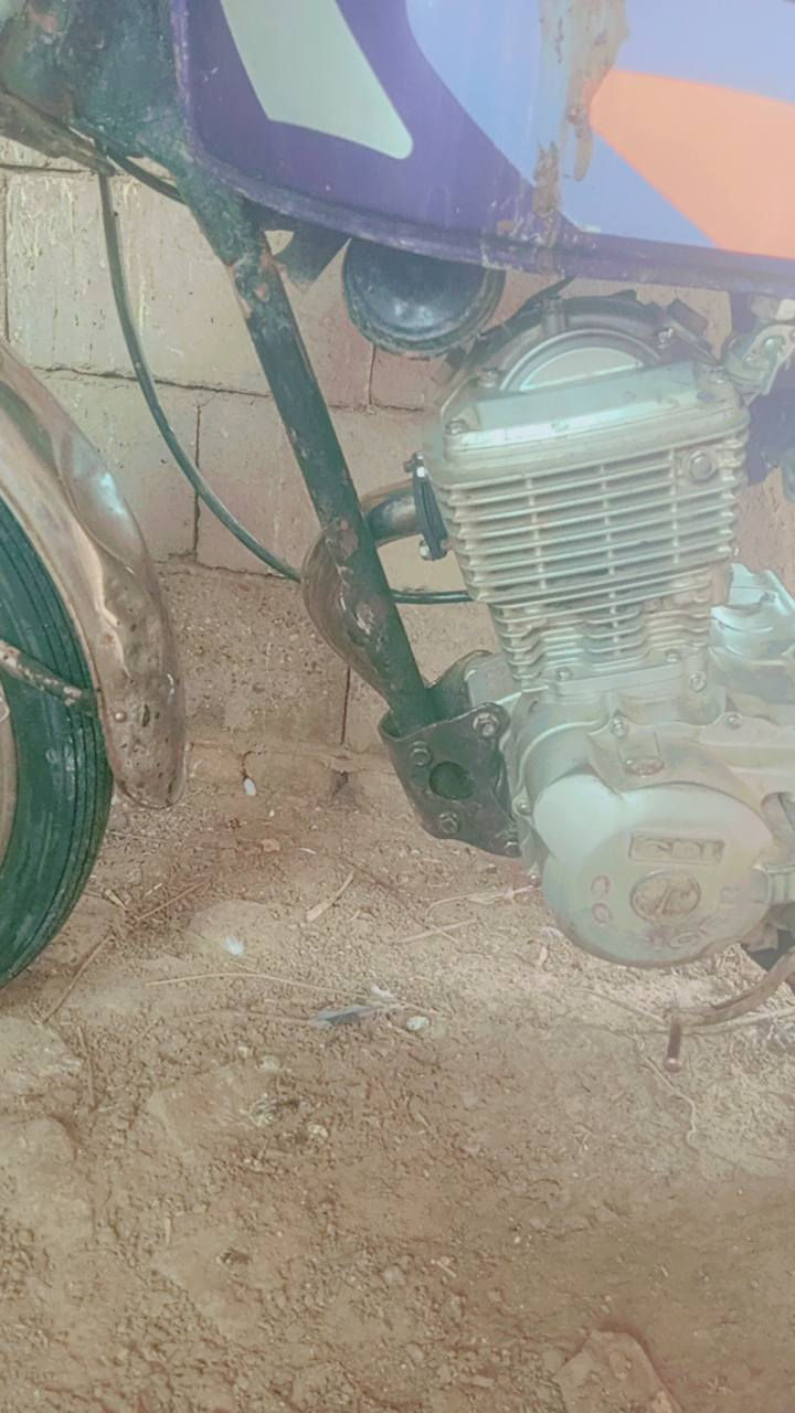 السلام عليكم دراجه للبيع 
1 كللك كللك كللك 
2 ملاحضه المحرك بيه خيط بخار نزلته ردت اسويه بعدين ختلف راييي ابيع وشتري غيره رجعته بس ماعرف اربط وايرات الماكنيت 
3 دراجه شوفت عينك المحرك زنجيل 2020 
4الشاصي 2019
5  تواير نضاف سدر جدام توني مبدلل 
6 ابيع كوم حديد 
لاستفسار الاتصال عرقم 
***********
