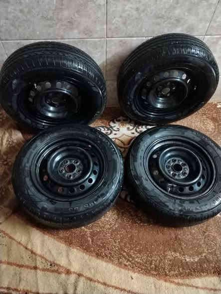 السلام عليكم للبيع تخم تاير جديد  مع الويل مال كورله حجم ١٥ المكان فلوجه الاتصال ع *********** (*********** السعر.     225
