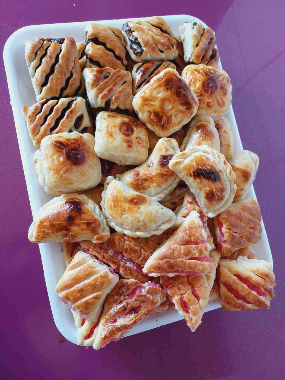 #كليجة_الجود مساء الخير حبايب متوفرة كليجة بيع مباشر حارة وهشة تجنن🥰🥰
توصل نفس الصورة 😍😍

🌺 "إِنَّ هَٰذَا لَرِزْقُنَا مَا لَهُ مِن نَّفَادٍ" 🌺

 تمر وحلقوم 😍😍
سمسم و مبروش 😋😋
ومشكل تمر وحلقوم وسمسم ومبروش
وحسب الطلب وتدللون 🧡❤️🩷 

💛 الكيلو 💰: 6000 دينار فقط 💰

📞 للطلب والاستفسار: ***********
 ***********
بغداد المحمودية مجمع القادسية 
كليجة الجود... طعم يبقى بالبال 🩷❤️🧡
