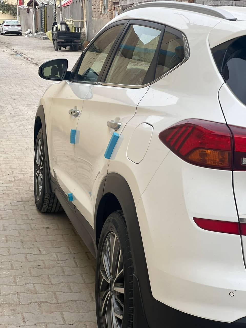 السلام عليكم 🫡 
توسان للبيع .! المديل 20 خليجي . 
السياره مواصفات فول عدا البانوراما .
ضررهاا جاملغ الامامي من جههت السائق مبدل بدون دواخل .
السياره ماشيه 350 . 
اللون ابيض . 
مري شفط . بصمه السياره . 
لايت زينون بيها .
تبريد اربع قطع . 
تدفئه . 
تخم تايررر جديد . 
ويل ال اصل 20 . 
مسجل دمامات اربع قطع . 
شاشه اماميه . 
كير ومكينه بعدهن بحالات الوكاله . تجي بعينك وتشوف .  
السياره لوك مال جناي وداخل . عنوان مشخاب رقم الهاتف 
*********** رقم الهاتف .
