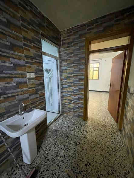 #للايجار ١٥٠ متر طابق ثاني 
يحتوي عل غرفتين سويت صاله مطبخ صحيات

السعر ٦٥٠ الاستفسار ***********
