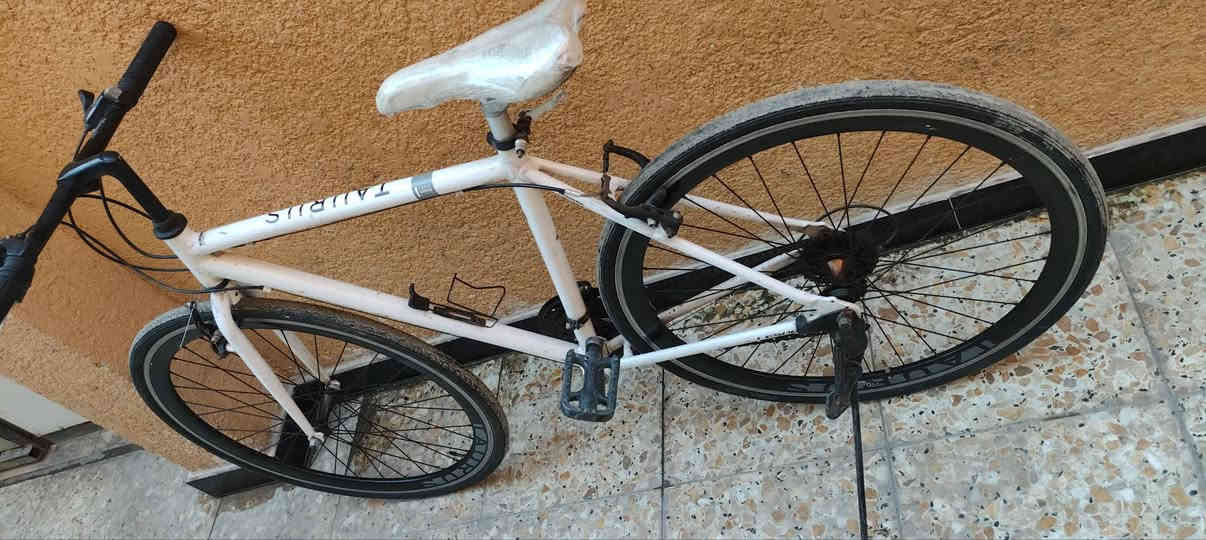 السلام عليكم اخوان بايسكل c700البايسكل حجم28 نضافته زينه حلو البايسكل خفيف فافون ماعدا الماشه حديد البايسكل كامل امكمل بدالات شغالات 7نمر خلفيه 3اماميه البريك الوره شغال البريك الكدام شغال ملاحظة 🔧بي بس بنجر بل تاير الوره بس يطول ياله ينزل يطول يوم كامل هيج
سعره 80بي مجال للشراي 
مكاني بصره صبخة العرب 
رقمي ***********
